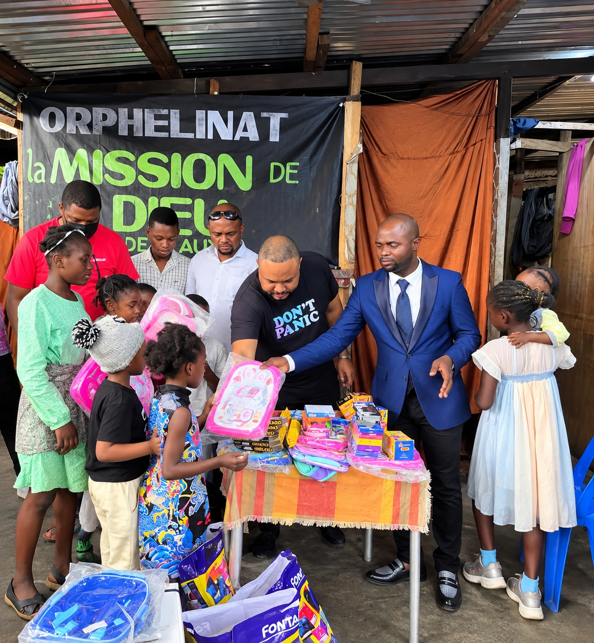 Distribution de fournitures scolaires à l'orphelinat La Mission de Dieu