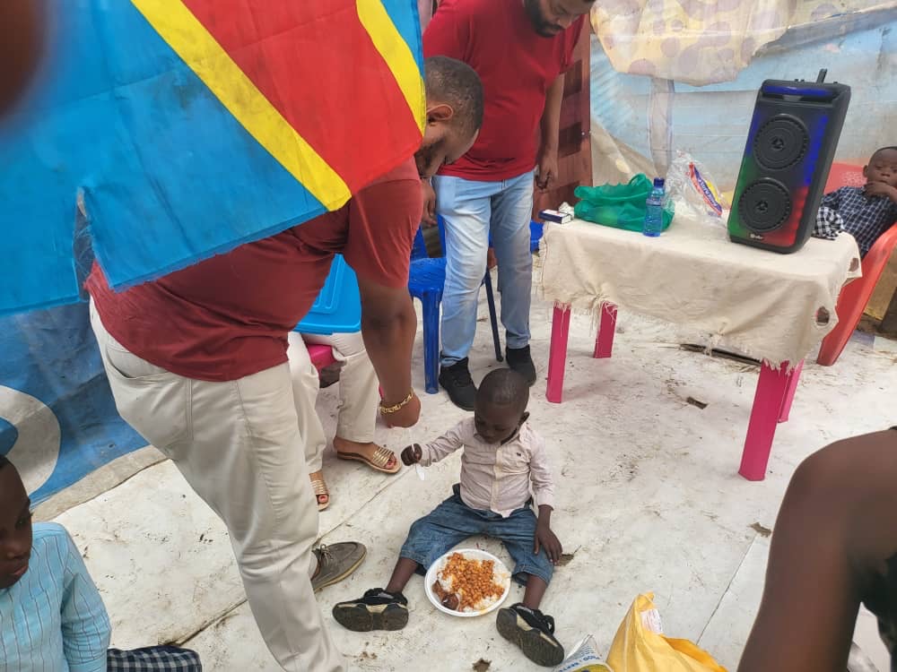 Un enfant savourant son repas lors d'une distribution