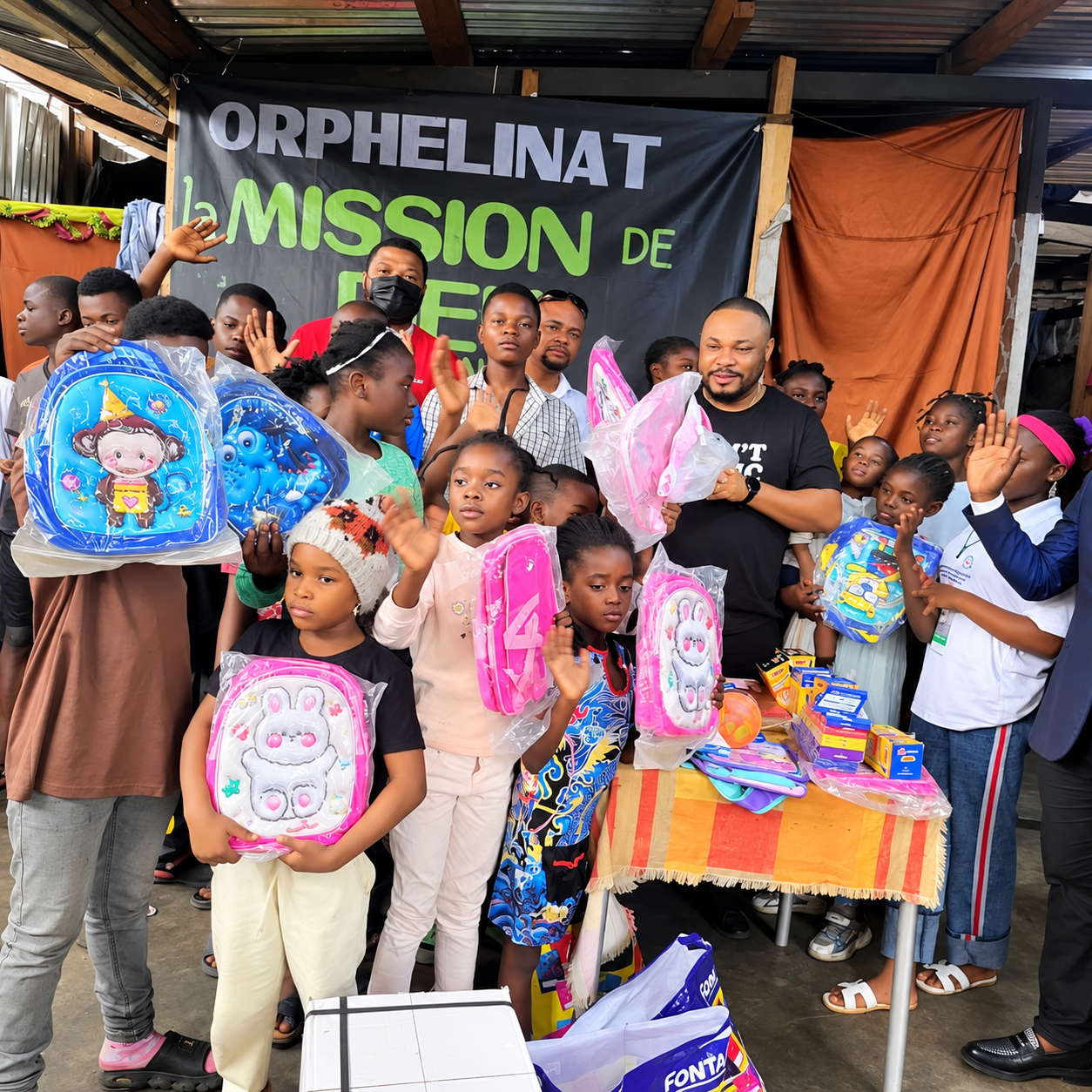 Remise de cartables et de fournitures aux enfants de l'orphelinat La Mission de Dieu